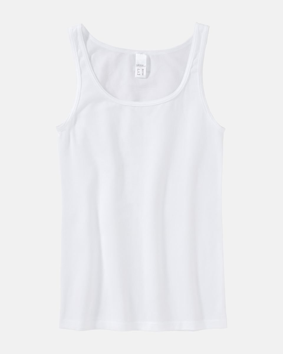 Sportyhemd in weiß aus der Serie Cotton Sport, flach auf einer Oberfläche liegend.