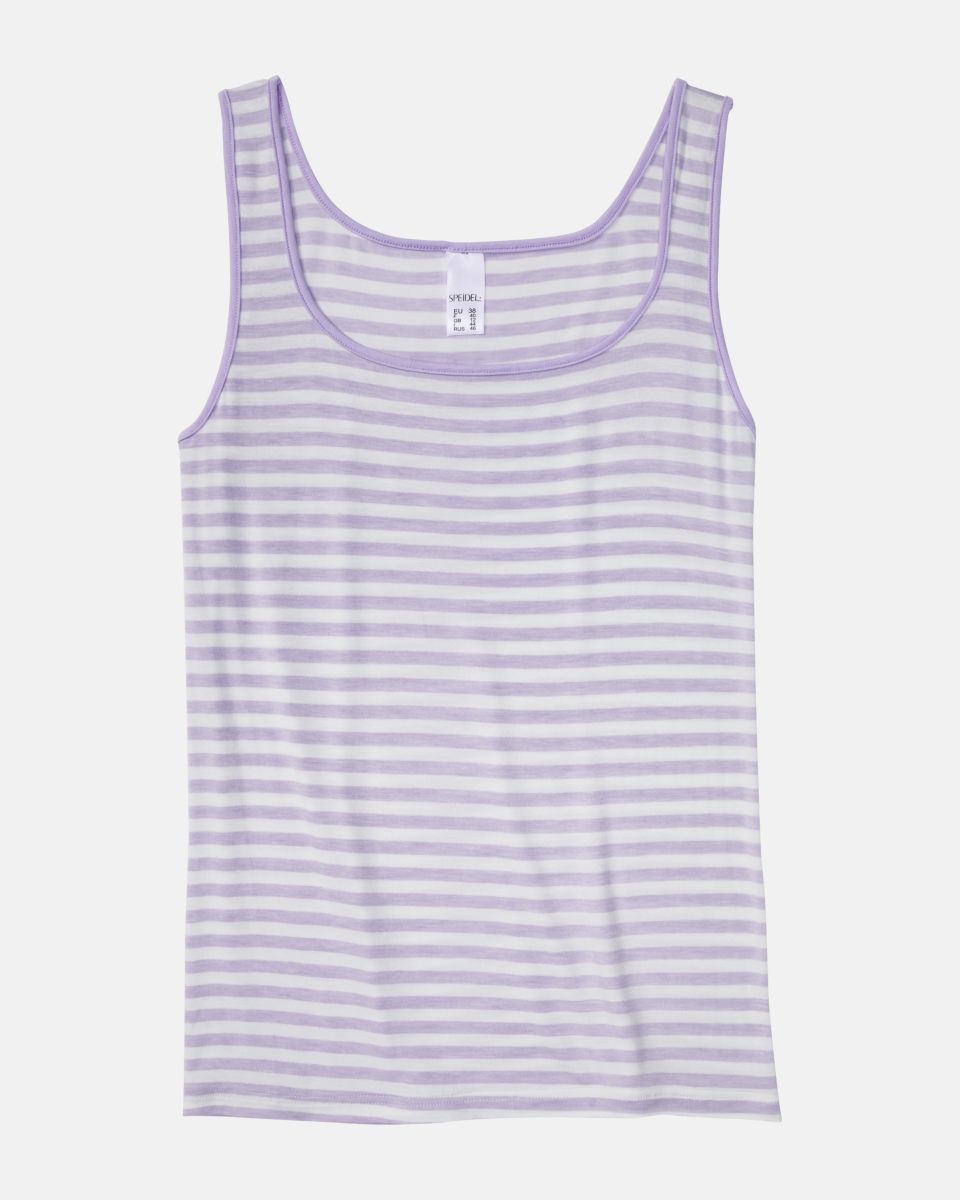 Achselhemd in lavendel / off white aus der Serie Regina, flach auf einer Oberfläche liegend.