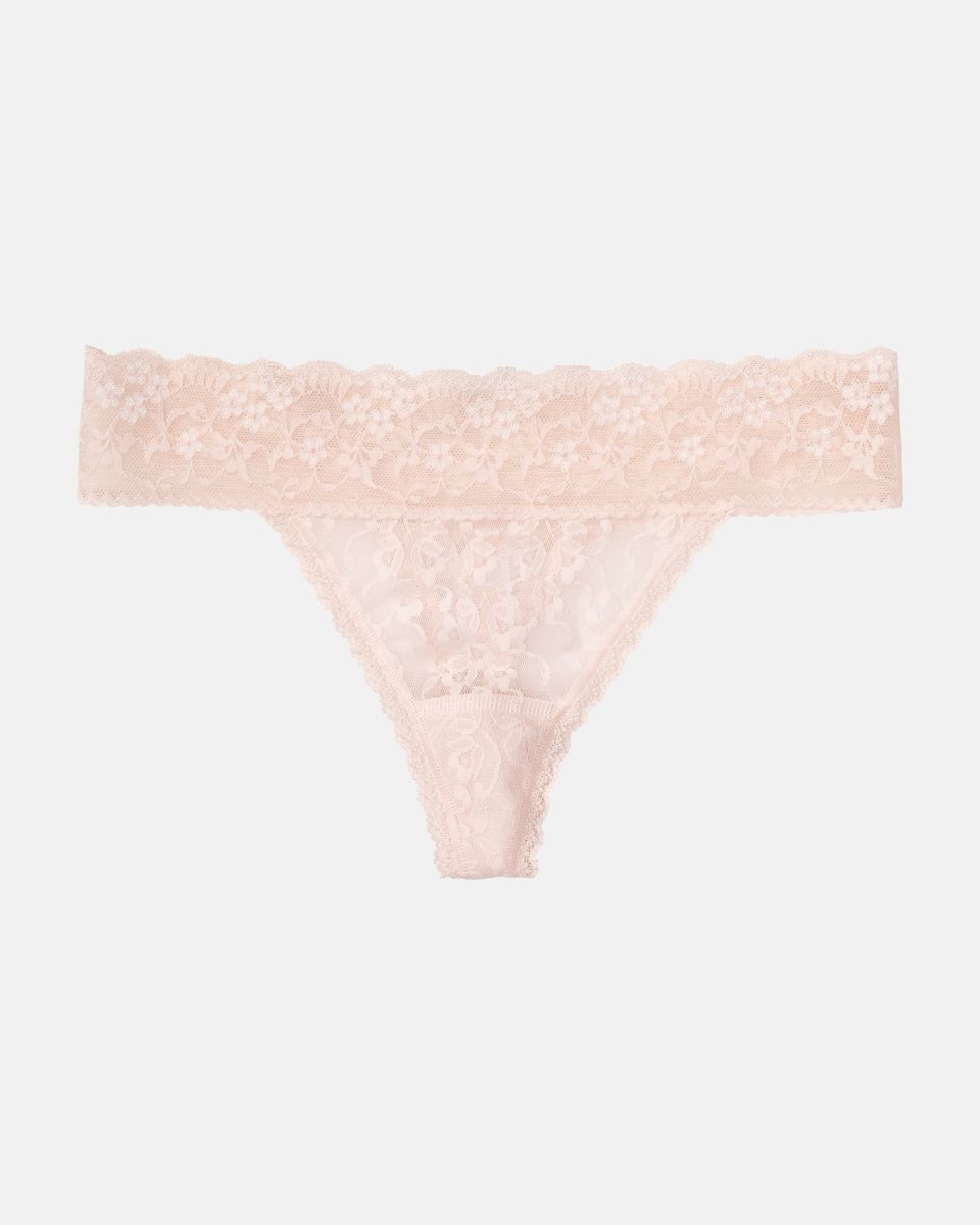 String, Triangleform in lychee aus der Serie Lacy, flach auf einer Oberfläche liegend.