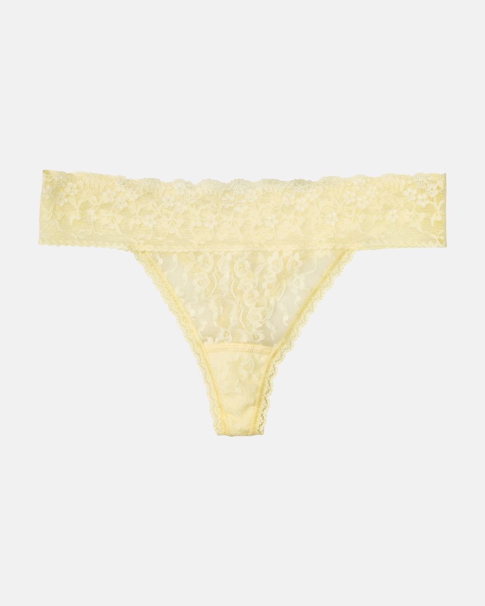 String, Triangleform in zitrone aus der Serie Lacy, flach auf einer Oberfläche liegend.