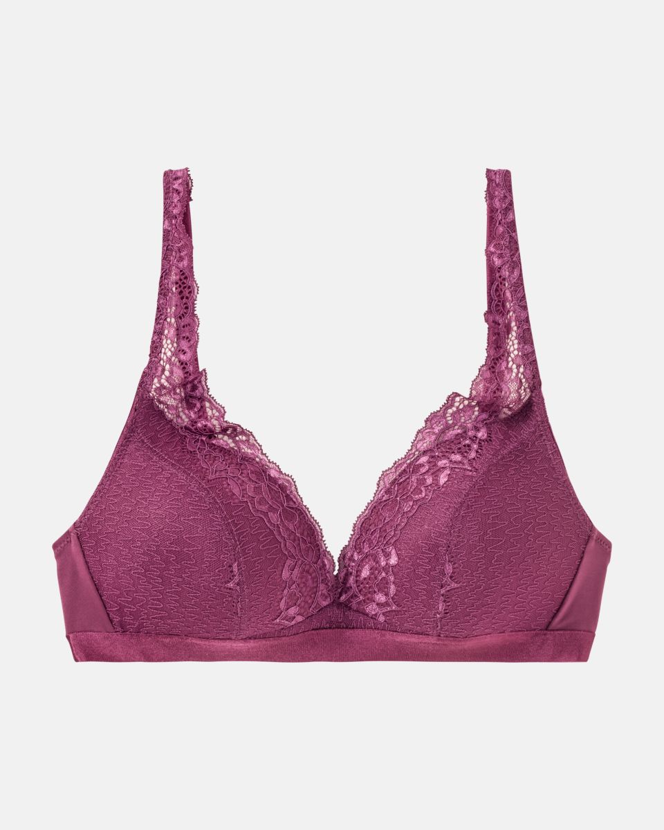 Schalen BH Triangle in plum aus der Serie Priscilla, flach auf einer Oberfläche liegend.