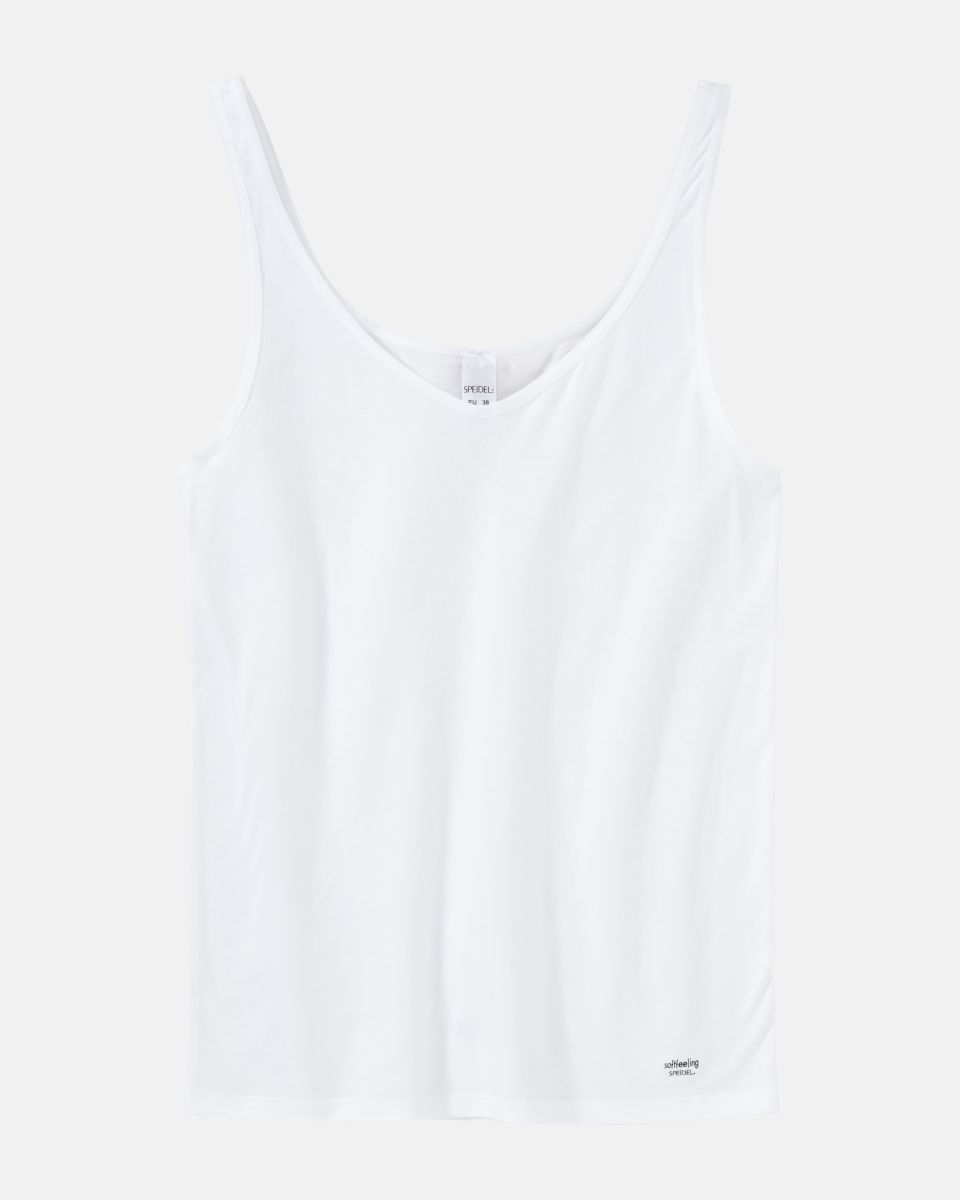 Trägerhemd in weiß aus der Serie Softfeeling, flach auf einer Oberfläche liegend.