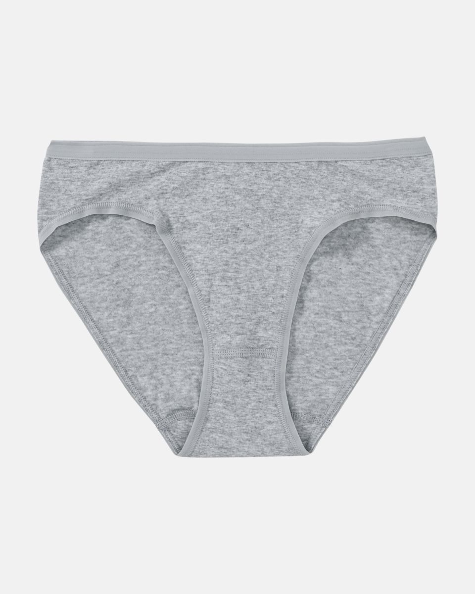 Bikinislip in kiesel mélé aus der Serie Bio Cotton plus, flach auf einer Oberfläche liegend.