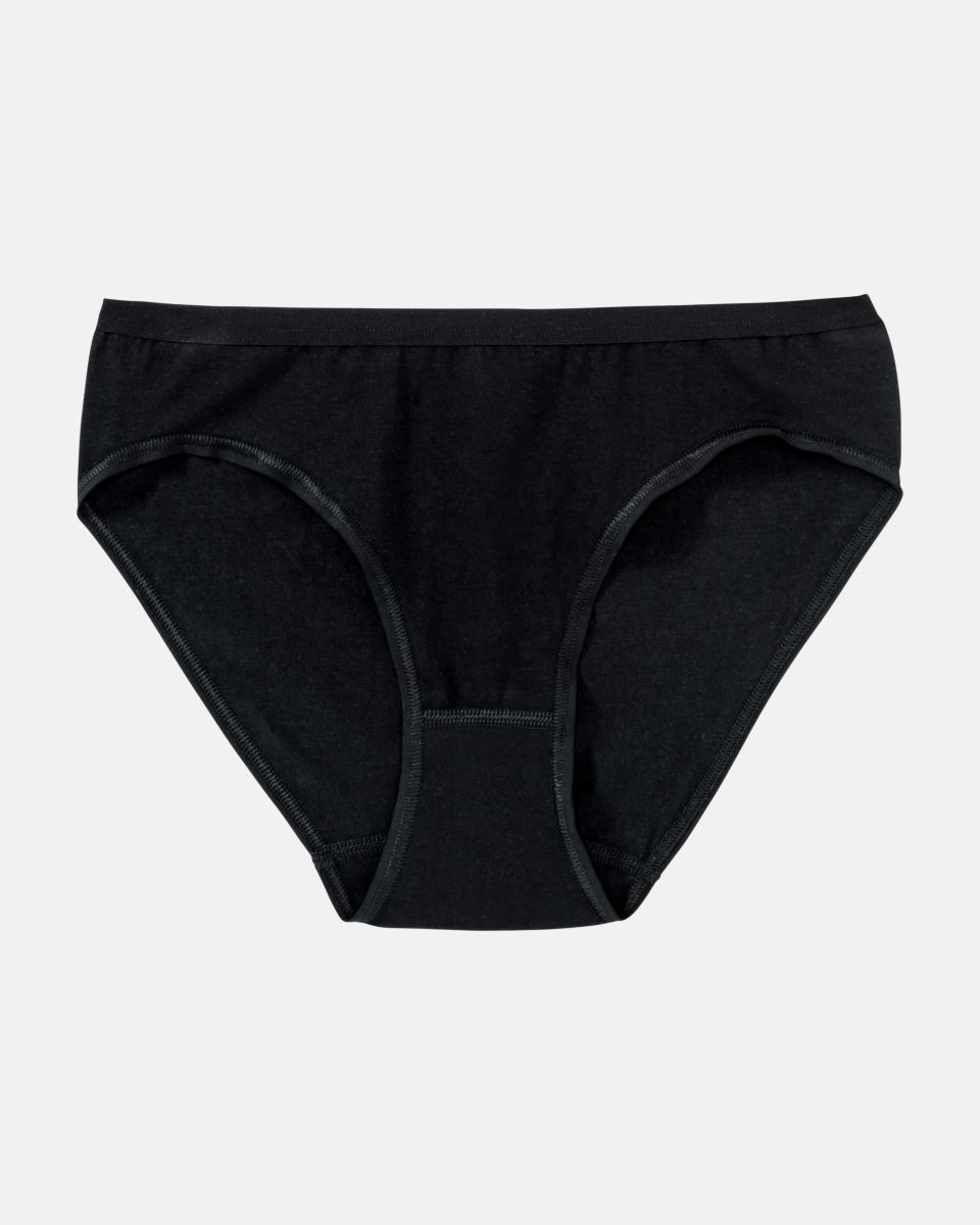 Bikinislip in schwarz aus der Serie Bio Cotton plus, flach auf einer Oberfläche liegend.