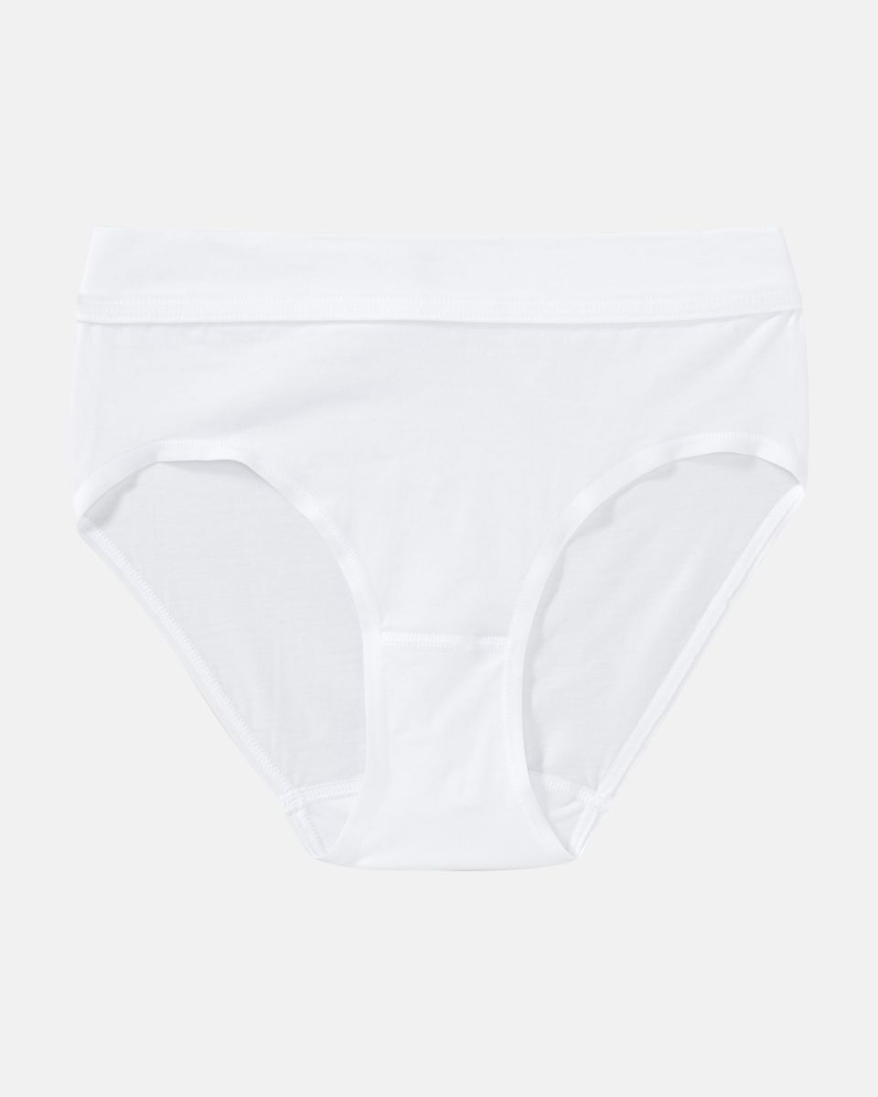 Midislip in weiß aus der Serie Bio Cotton plus, flach auf einer Oberfläche liegend.